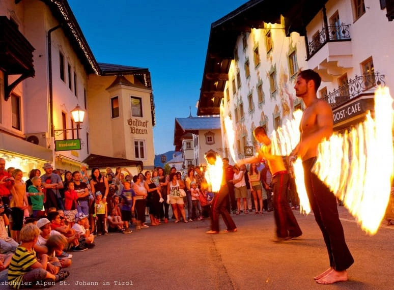feuerkuenstlerbeilangundklanginst.johannintirol.jpg